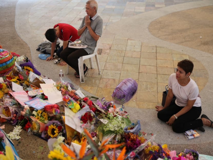 Tribute sites for Mr Lee Kuan Yew draw visitors from all walks of life