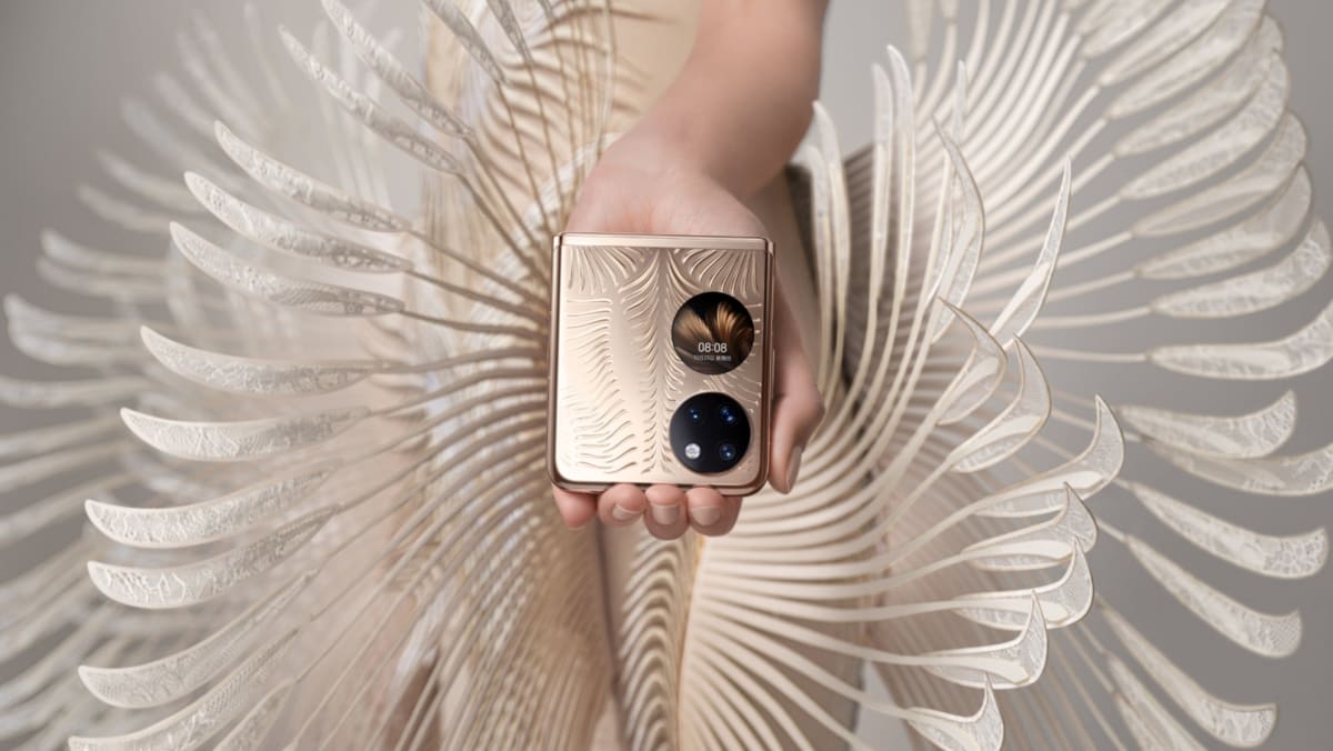 Huawei has a new gold phone, just in time for extra 'huat' this CNY - CNA Luxury