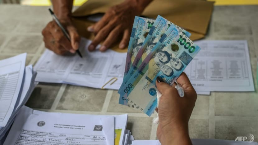 'A big help': Philippines hands out cash to poor during COVID-19 lockdown 'A big help': Philippines hands out cash to poor during COVID-19 lockdown
