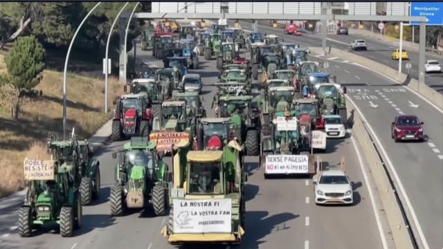 西班牙农民用拖拉机封道 要求解决官僚主义和高成本等问题