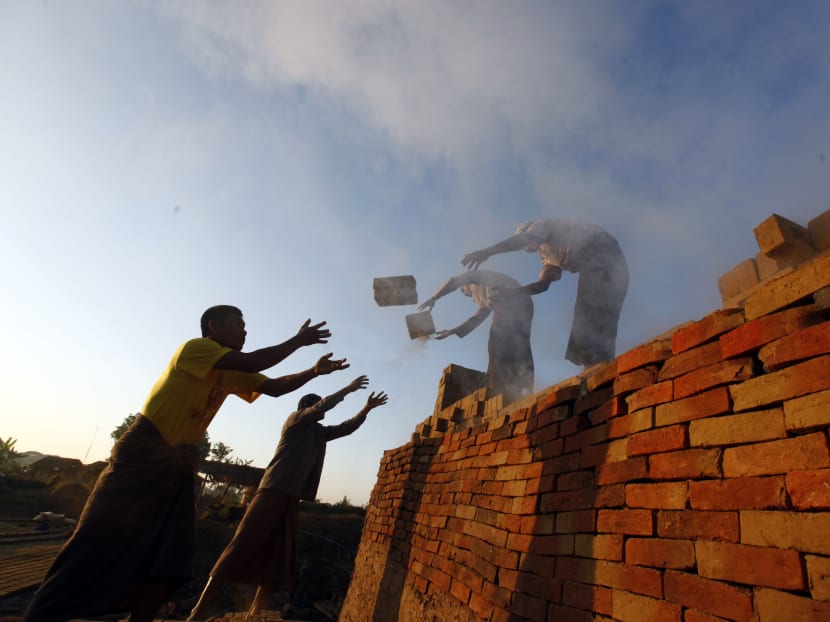 Workers unloading bricks at a brick-making factory in Naypyitaw, Myanmar, on Jan 13, 2017. Photo: AP