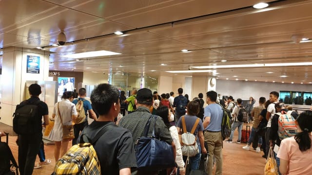 系统故障旅客用人工办理出入境 机场建议提早抵达