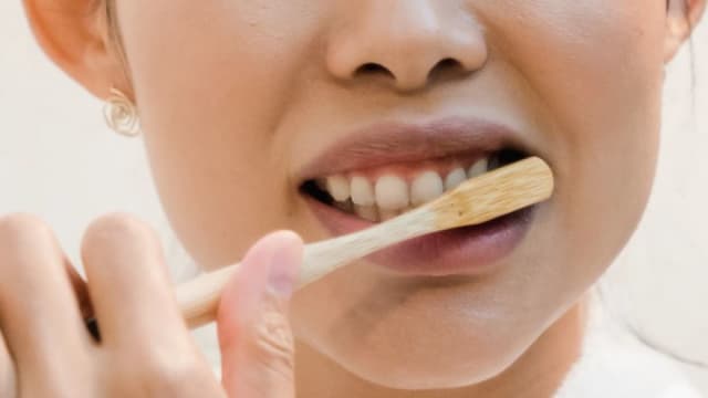 饭后刷牙会破坏牙齿的珐琅质，还是有助防止蛀牙？
