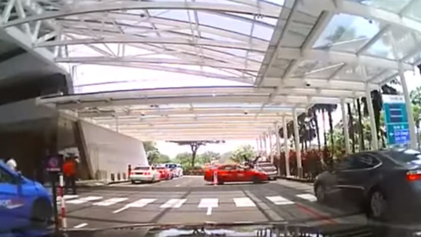 Pemandu teksi langgar joki kereta Marina Bay Sands dijel, diharamkan memandu