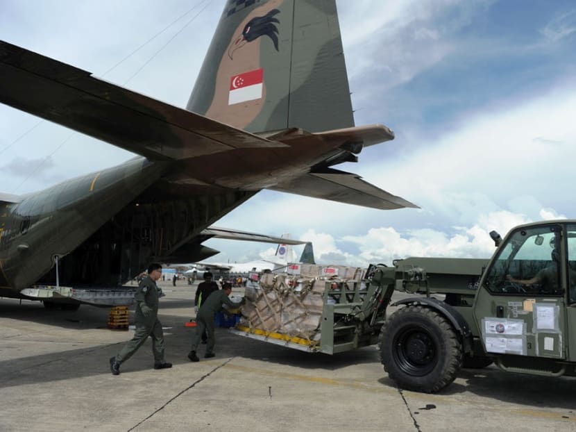 SAF personnel unloading relief supplies from an RSAF C-130 aircraft at Tacloban. Photo: MINDEF