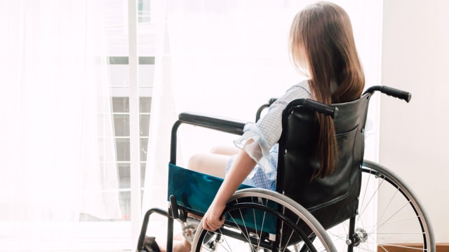 英国母亲谎称女儿患痉挛 致健康女童坐轮椅六年