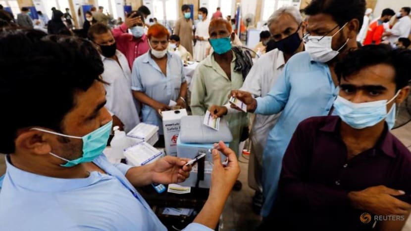 Pakistani authorities recommend banning air travel for unvaccinated against COVID-19