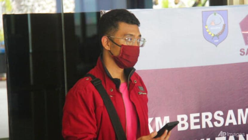 Man infected with COVID-19 poses as wife on Indonesian flight Man infected with COVID-19 poses as wife on Indonesian flight