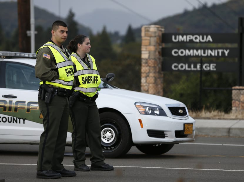 Sheriff's deputies man a roadblock on the road leading to Umpqua Community College on Oct 3, 2015, in Roseburg, Ore. Photo: AP