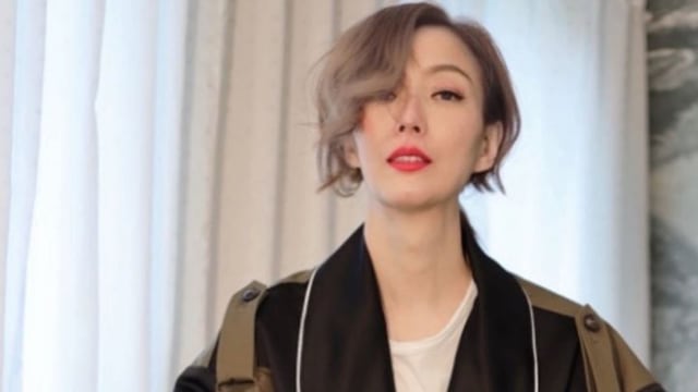 不再是A4纸！郑秀文晒照露乳沟、发文“你没看错”