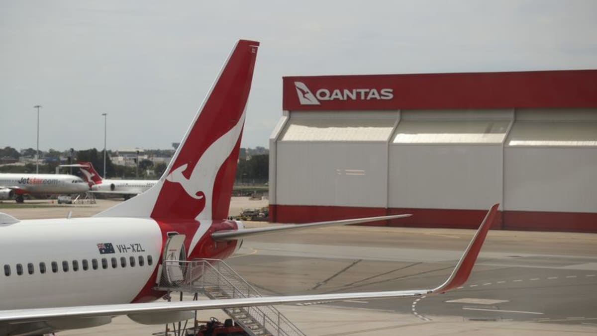 Qantas mencatat rekor laba semester pertama, namun moderasi tarif membuat investor takut