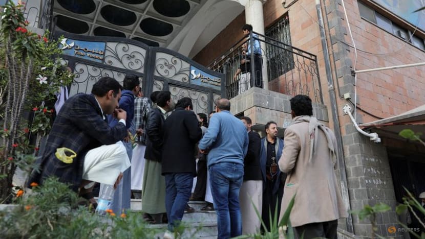 Yemenis struggle without internet for third day after air strikes Yemenis struggle without internet for third day after air strikes