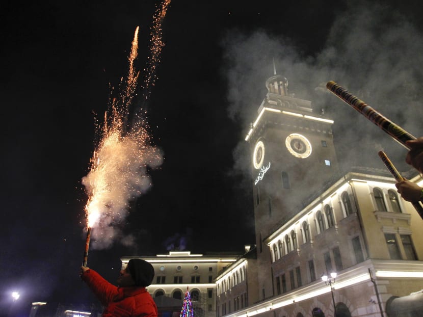Revelers welcome 2014 with huge fireworks displays