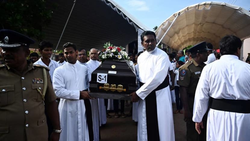 Sri Lanka mourns as death toll from blasts rises to 321 Sri Lanka mourns as death toll from blasts rises to 321