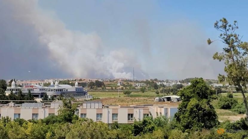 Residents flee as winds fan massive wildfire in southern Turkey Residents flee as winds fan massive wildfire in southern Turkey