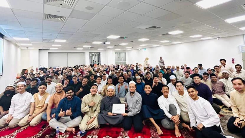 Mufti sertai 250 siswa Muslim setempat dalam majlis iftar di NUS