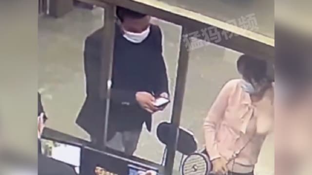 手头紧却爱面子 中国男子偷女友钱给女友花