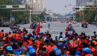 Pegawai pemerintah dipecat, dilucut pangkat; lembap bertindak urus banjir maut di Henan