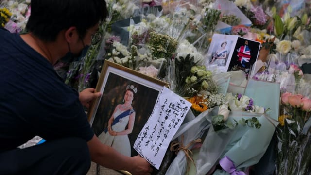 英女王逝世 香港市民排长龙等三小时吊唁