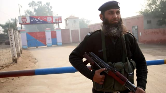 巴基斯坦军方同挟持人质武装分子发生枪战 导致至少13死亡