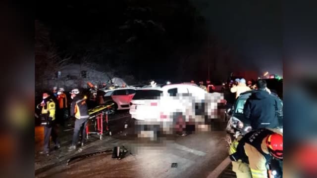 韩国结冰高速公路逾40辆汽车连环相撞 数十人受伤