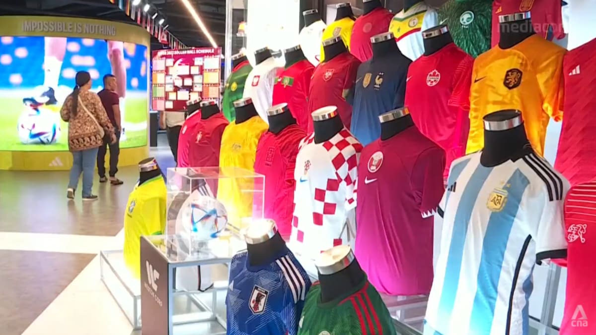 ワールドカップ熱は、シンガポールのスポーツ店や一部のレストランのビジネスを後押ししています