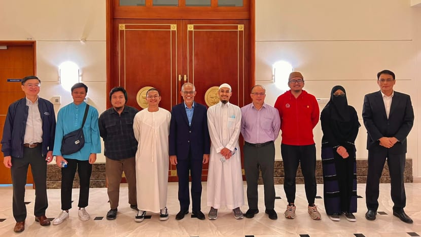 Masagos bertemu penuntut S'pura di Riyadh; iktiraf peranan penting asatizah bimbing masyarakat Masagos bertemu penuntut S'pura di Riyadh; iktiraf peranan penting asatizah bimbing masyarakat