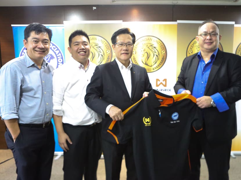 Kembangan chairman Albert Ng (right), seen here, holding the club's jersey with FAS interim president Lim Kia Tong (centre) says the NFL Div 2 club is gunning for the league title this season. Photo: FAS