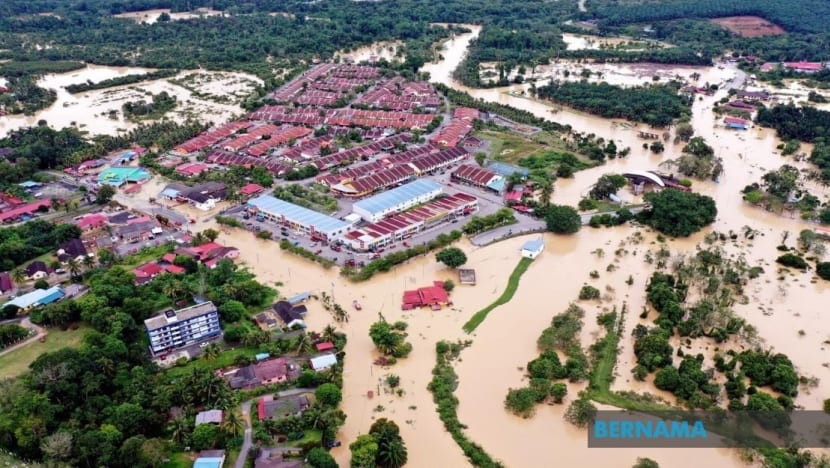 Banjir M'sia: Warga S'pura kumpul dana, barang asas bantu mangsa 