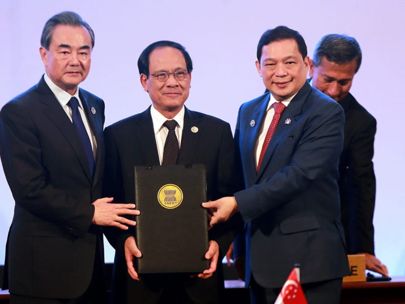 Chinese Foreign Minister Wang Yi, Philippine Foreign Affairs Undersecretary Manuel Teehankee and ASEAN Secretary-General Le Luong Minh hold the Memorandum of Understanding on the ASEAN-China Center at the 50th ASEAN Foreign Ministers' Meeting and its Dialogue Partners in Pasay City, metro Manila, Philippines August 6, 2017. Photo: Reuters