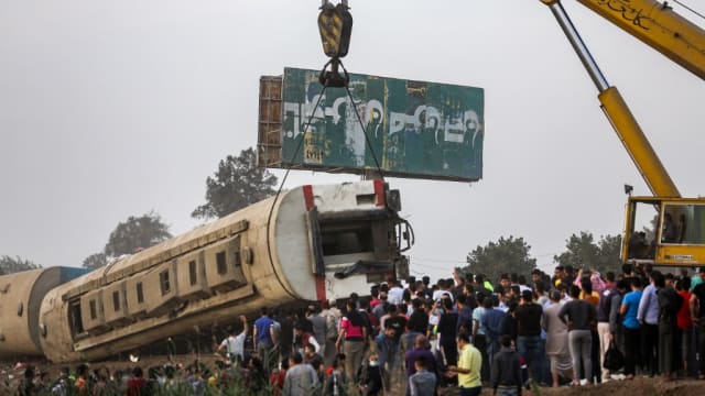 埃及载客火车出轨 酿11死98伤