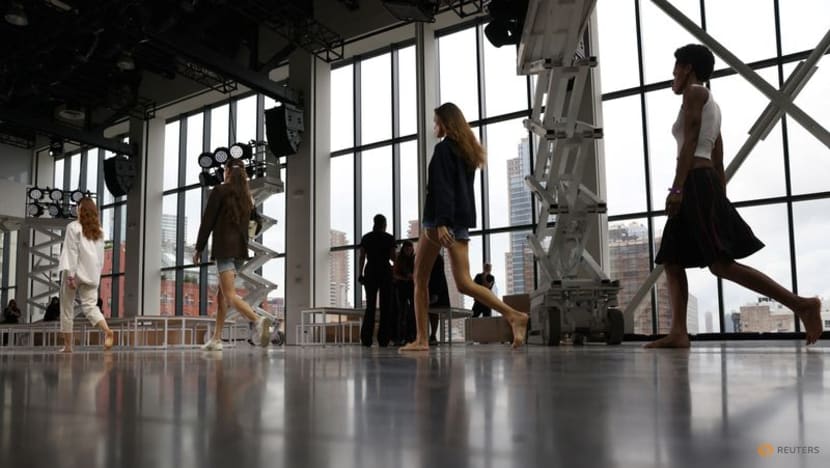 Badgley Mischka, Tommy Hilfiger return to NY Fashion Week live Badgley Mischka, Tommy Hilfiger return to NY Fashion Week live