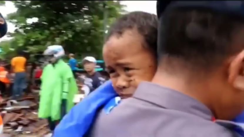 Indonesia tsunami: 5-year-old boy rescued alive from car wreck Indonesia tsunami: 5-year-old boy rescued alive from car wreck
