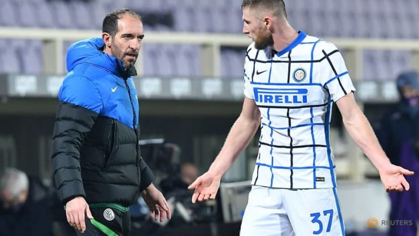 Inter go top with 2-0 win at Fiorentina Inter go top with 2-0 win at Fiorentina