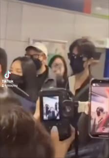The usually cool-headed 32-year-old was in no mood to be nice this time.

To read the full story, click the link in our bio.

https://www.8days.sg/entertainment/asian/xiao-zhan-lose-temper-mobbed-airport-826886

📷新浪娱乐/Xiaohongshu