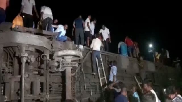 印度火车相撞事故死亡人数攀升 至少233人死亡