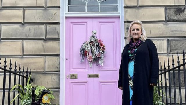 因将大门刷成粉红色 苏格兰妇女或被罚款3万多元