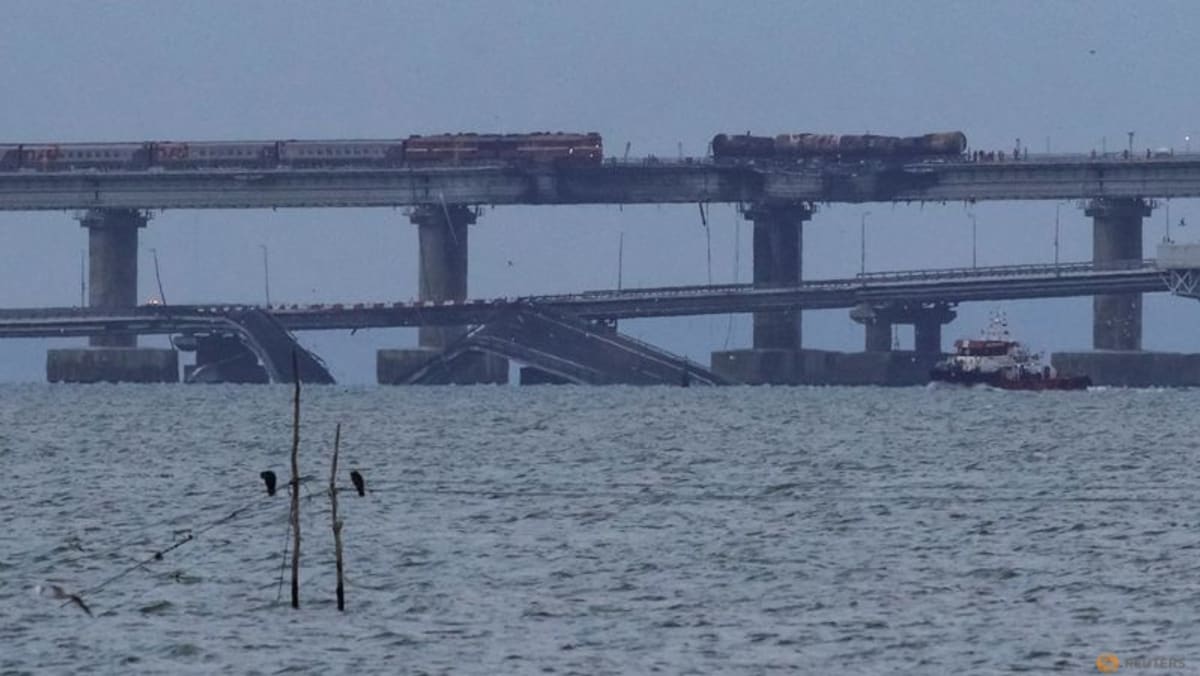 Penyelam Rusia memeriksa kerusakan akibat ledakan jembatan Krimea