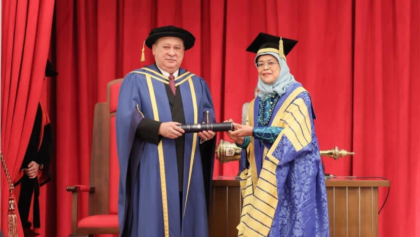 Sultan Johor dianugerah Ijazah Kehormat dari NUS semasa lawatan rasmi ke S'pura 
