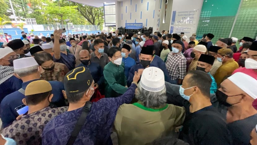  Ketua pasukan 4G Lawrence Wong santuni lebih 7,000 jemaah Masjid An-Nur pada pagi Syawal