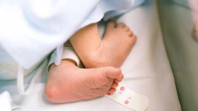 晨光|纸上风云：生育率低 中国有医院停止分娩服务 