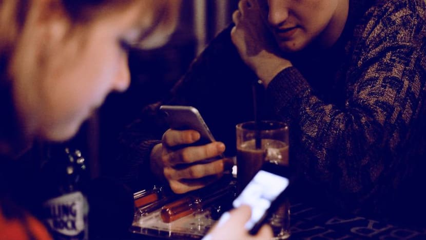 Detecting Phubbing In A Relationship On Social Media photo
