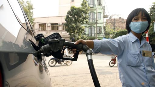 Vietnam legislature approves further 50% cut in environment tax on fuel 