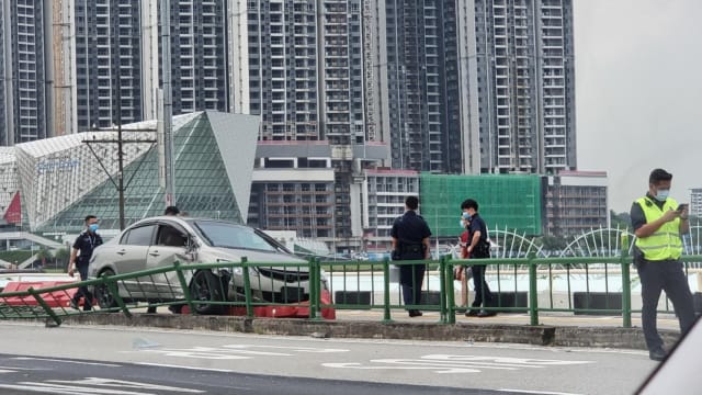 新柔长堤发生车祸 撞断护栏一人受伤