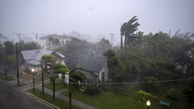 飓风伊恩已减弱为一级飓风