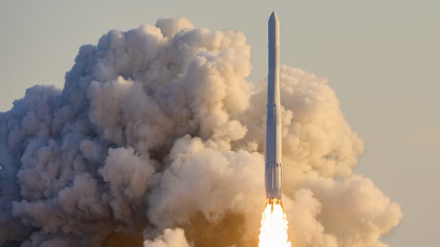 韩国成功发射首枚自主研发运载火箭