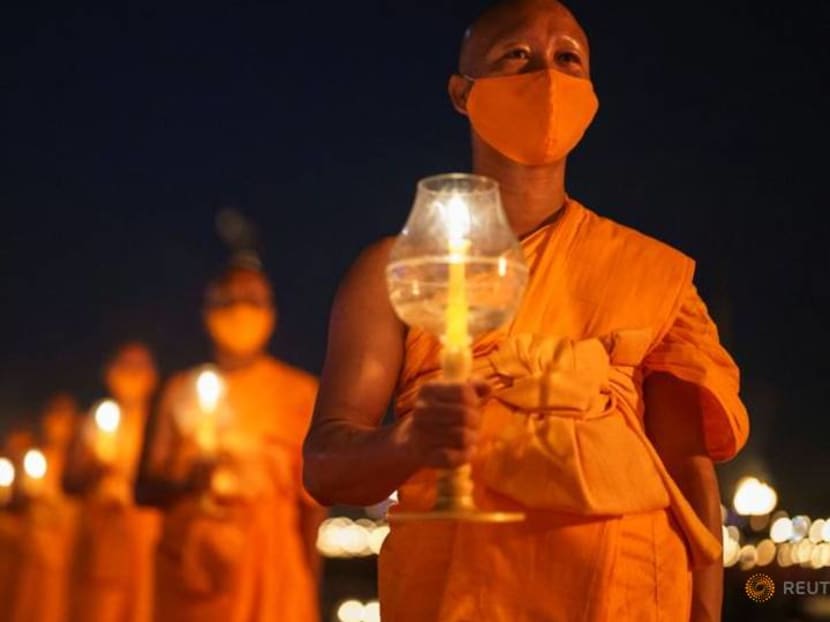 Temple of Zoom: 200,000 Thai Buddhists mark holy day via video link