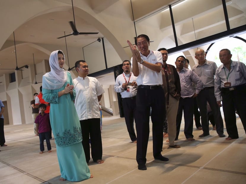 DPM Teo at a visit with residents to Al-Islah Mosque in Punggol West on Jan 23, 2016. Photo: Don Wong