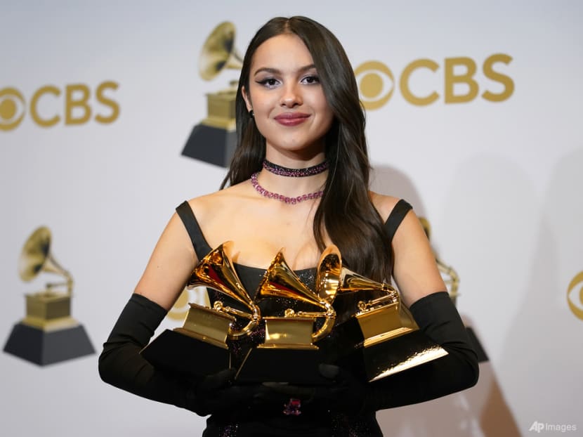 Olivia Rodrigo drops her brand-new Grammy trophy and it breaks into half 