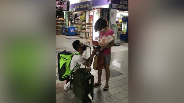 通过VTL返马 男子拉庆车站向分开两年女友求婚
